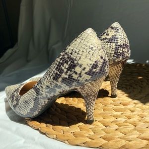 Faux Snakeskin kitten heels 👠